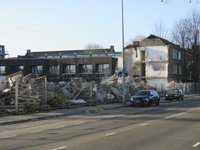 907923 Gezicht op de sloop van het huizenblok aan de zuidzijde van de David van Mollemstraat te Utrecht, met op de ...